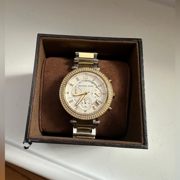 Michael Kors Parker watch silver and gold. Needs battery. 25$ - Picture 3 of 5